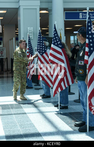 Us-Armee Soldaten zu den South Carolina Army National Guard Firma a, 1-111 th allgemeine Unterstützung der Luftfahrt und das Bataillon der 642 . Aviation support Bataillons, Rückkehr in die Heimat in Columbia, South Carolina zugeordnet, 2. Mai 2017 von einer Bereitstellung in Kuwait. Das die Soldaten waren für etwa neun Monate zur Unterstützung der Operation spartan Schild eingesetzt. (U.s. Army National Guard Foto von spc. Chelsea Baker) Stockfoto