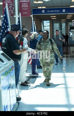 Us-Armee Soldaten zu den South Carolina Army National Guard Firma a, 1-111 th allgemeine Unterstützung der Luftfahrt und das Bataillon der 642 . Aviation support Bataillons, Rückkehr in die Heimat in Columbia, South Carolina zugeordnet, 2. Mai 2017 von einer Bereitstellung in Kuwait. Das die Soldaten waren für etwa neun Monate zur Unterstützung der Operation spartan Schild eingesetzt. (U.s. Army National Guard Foto von spc. Chelsea Baker) Stockfoto