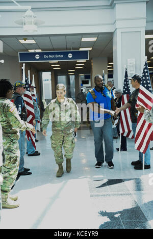 Us-Armee Soldaten zu den South Carolina Army National Guard Firma a, 1-111 th allgemeine Unterstützung der Luftfahrt und das Bataillon der 642 . Aviation support Bataillons, Rückkehr in die Heimat in Columbia, South Carolina zugeordnet, 2. Mai 2017 von einer Bereitstellung in Kuwait. Die Soldaten waren für etwa neun Monate zur Unterstützung der Operation spartan Schild eingesetzt. (U.s. Army National Guard Foto von spc. Chelsea Baker) Stockfoto
