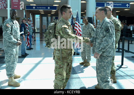 Us-Armee Soldaten zu den South Carolina Army National Guard Firma a, 1-111 th allgemeine Unterstützung der Luftfahrt und das Bataillon der 642 . Aviation support Bataillons, Rückkehr in die Heimat in Columbia, South Carolina zugeordnet, 2. Mai 2017 von einer Bereitstellung in Kuwait. Die Soldaten waren für etwa neun Monate zur Unterstützung der Operation spartan Schild eingesetzt. (U.s. Army National Guard Foto von spc. Chelsea Baker) Stockfoto