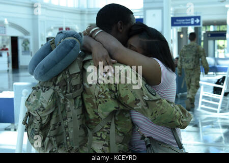 Us-Armee Soldaten zu den South Carolina Army National Guard Firma a, 1-111 th allgemeine Unterstützung der Luftfahrt und das Bataillon der 642 . Aviation support Bataillons, Rückkehr in die Heimat in Columbia, South Carolina zugeordnet, 2. Mai 2017 von einer Bereitstellung in Kuwait. Die Soldaten waren für etwa neun Monate zur Unterstützung der Operation spartan Schild eingesetzt. (U.s. Army National Guard Foto von spc. Chelsea Baker) Stockfoto