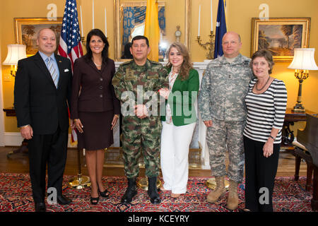 Der kolumbianische Armeegeneral Juan Pablo Rodriguez Barragán, Kommandant der Streitkräfte Kolumbiens, trifft den Gouverneur von South Carolina Nikki Haley im Gouverneurshaus in Columbia, S.C., 22. September 2014. Barragán besucht South Carolina als Teil eines vom Vorsitzenden des Joint Chief of Staff veranstalteten Gegenübers. Die South Carolina National Guard und das Land Kolumbien haben eine staatliche Partnerschaft unter der National Guard Bureau. (U.S. Air National Guard Foto von Tech. Sgt. Jorge Intriago/Freigegeben) Stockfoto