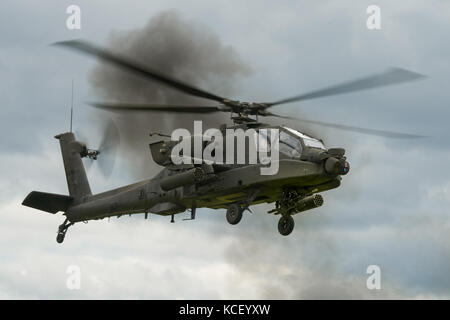 Ein U.S. Army AH-64 Kampfhubschrauber bietet Feuer macht, während in einer kombinierten Waffen Demonstration an McEntire Joint National Guard Base, South Carolina, 5. Mai 2017 teilnehmen. Diese Expo ist die Fähigkeiten von South Carolina National Guard Flieger und Soldaten zur Schau zu stellen und sagen Danke für die Unterstützung von Kollegen Südcarolinians und der umgebenden Gemeinschaft. (U.S. Army National Guard Foto von Sgt. Brian Calhoun) Stockfoto