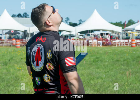 Us-Armee Sgt. 1. klasse Allan Baros, öffentliche Angelegenheiten Unteroffizier in der Gebühr für die schwarze Dolche, die offizielle U.S. Army Special Operations Command parachute Demonstration Team, Monitore Wetterbedingungen für seine Mannschaft, wie sie im South Carolina guard Air&amp; Boden Expo bei mcentire joint National Guard Base, South Carolina, 6. Mai 2017. Diese Expo ist die Fähigkeiten von South Carolina National Guard Flieger und Soldaten zur Schau zu stellen und sagen Danke für die Unterstützung von Kollegen Südcarolinians und der umgebenden Gemeinschaft. (U.s. Army National Guard Foto von Sgt. Brian Stockfoto