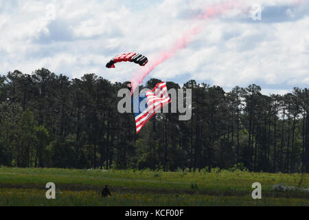 Soldaten, die in den schwarzen Dolche, die offizielle U.S. Army Special Operations Command parachute Demonstration Team, liefern die amerikanische Flagge bei der Eröffnungsfeier für das South Carolina guard Air&amp; Boden Expo bei mcentire joint National Guard Base, South Carolina, 6. Mai 2017. Diese Expo ist die Fähigkeiten von South Carolina National Guard Flieger und Soldaten zur Schau zu stellen und sagen Danke für die Unterstützung von Kollegen Südcarolinians und der umgebenden Gemeinschaft. (U.s. Army National Guard Foto von Sgt. Brian Calhoun) ​ Stockfoto