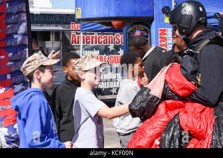 Soldaten, die in den schwarzen Dolche, die offizielle U.S. Army Special Operations Command parachute Demonstration Team sprechen mit einigen Kindern nach einem Sprung am South Carolina National Guard in der Luft und am Boden Expo bei mcentire joint National Guard Base, South Carolina, 6. März 2017. Diese Expo ist eine kombinierte Waffen Demonstration der Fähigkeiten von South Carolina National Guard Flieger und Soldaten und sagen Danke für die Unterstützung von Kollegen Südcarolinians und der umgebenden Gemeinschaft. (U.s. Army National Guard Foto: Staff Sgt. Kevin Pickering) Stockfoto