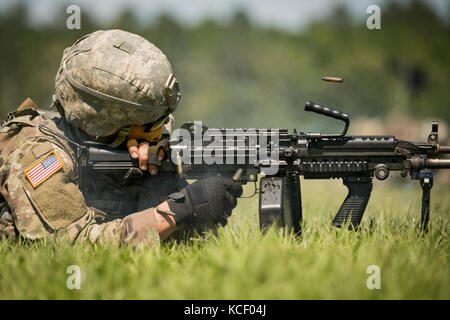 Der Soldat mit dem Th 4-118 kombinierte Waffen Bataillon, 218 Manöver Verbesserung Brigade, beteiligt sich an der kombinierten Waffen Demonstration bewirtet durch das South Carolina guard Air&amp; Boden Expo bei mcentire joint National Guard Base, South Carolina, 6. Mai 2017. Diese Expo ist die Fähigkeiten von South Carolina National Guard Flieger und Soldaten zur Schau zu stellen und sagen Danke für die Unterstützung von Kollegen Südcarolinians und der umgebenden Gemeinschaft. (U.s. Army National Guard Foto von Sgt. Brian Calhoun) Stockfoto