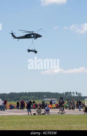 Menschenmassen beobachten Soldaten aus der Alpha Company, 2-149 th allgemeine Unterstützung aviation Battalion, 1-111 th Aviation Regiment ein UH-60 Black Hawk ein Humvee während der South Carolina National Guard in der Luft und am Boden Expo bei mcentire joint National Guard Base, South Carolina zur Luftbrücke, 7. Mai 2017. Diese Expo ist eine kombinierte Waffen Demonstration der Fähigkeiten der South Carolina National Guard und Soldaten und sagen Danke für die Unterstützung von Kollegen Südcarolinians und der umgebenden Gemeinschaft. (South Carolina National Guard Foto von Sgt. Brad mincey, 108 öffentliche Angelegenheiten Abteilung) Stockfoto