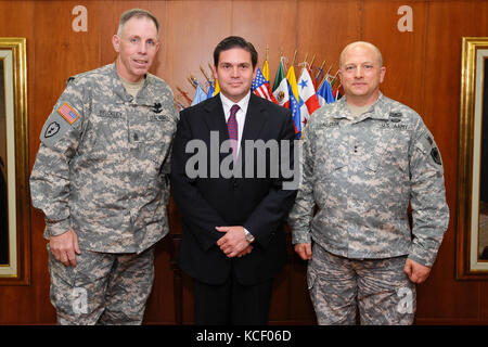 General Robert E. Livingston, Jr., Adjutant General von South Carolina und State Command Sgt. Maj. Robert Brickley Pose für ein Gruppenfoto mit dem kolumbianischen Verteidigungsminister Juan Carlos Pinzón, Bogota, Kolumbien, 21. Februar 2013. Livingston und Brickley trafen sich mit dem Minister, um das staatliche Partnerschaftsprogramm der S.C. National Guard zwischen dem Land Kolumbien und dem Staat South Carolina weiter zu stärken. (Foto der Nationalgarde von Staff Sgt. Jorge Intriago/Freigegeben) Stockfoto