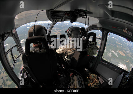 Eine UH-72A Lakota, die der „A“ Company, dem 2-151st Security and Support Aviation Battalion, S.C. Army National Guard, zugewiesen wurde, fliegt über die großen Hurrikan-Fluchtwege von South Carolina, Beaufort, S.C., 10. Juni 2015. Der Hubschrauber unterstützte die lokalen Behörden, die Polizei, Behörden und die SS-Notaufnahme bei einer Orkanevakuierung. (FOTO der US Army National Guard von Staff Sgt. Di Giovine/Freigegeben) Stockfoto