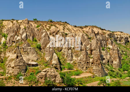 Höhlenwohnungen Sie und Feenkamine im Nationalpark Göreme, Kappadokien, Türkei Stockfoto