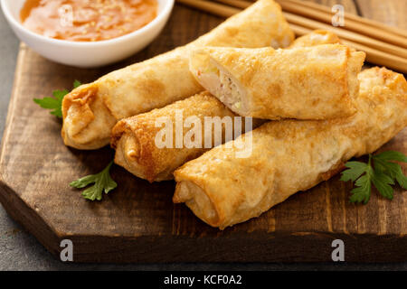 Frühlingsrollen mit Kohl und Huhn Stockfoto