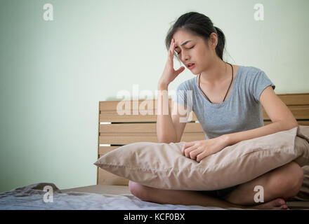 Junge schwangere Frau Unwohlsein, morgendliche Übelkeit leiden. Stockfoto