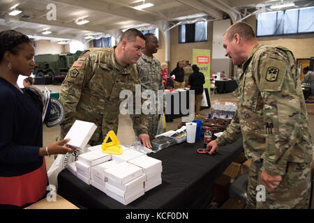 Us-Soldaten, Flieger und Zivilisten der Südcarolina nationale Schutz nehmen an der Sicherheit und Gesundheit am Arbeitsplatz fair Bei Bluff Road Waffenkammer in Columbia, South Carolina, 16. Juni 2017. Der Fall hebt das Bewusstsein für Fragen der Sicherheit Arbeitssicherheit Ausbildung zu fördern. (U.s. Army National Guard Foto von spc. Chelsea Baker) Stockfoto