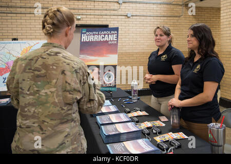 Us-Soldaten, Flieger und Zivilisten der Südcarolina nationale Schutz nehmen an der Sicherheit und Gesundheit am Arbeitsplatz fair Bei Bluff Road Waffenkammer in Columbia, South Carolina, 16. Juni 2017. Der Fall hebt das Bewusstsein für Fragen der Sicherheit Arbeitssicherheit Ausbildung zu fördern. (U.s. Army National Guard Foto von spc. Chelsea Baker) Stockfoto