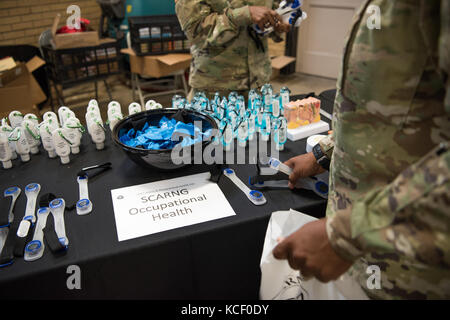 Us-Soldaten, Flieger und Zivilisten der Südcarolina nationale Schutz nehmen an der Sicherheit und Gesundheit am Arbeitsplatz fair Bei Bluff Road Waffenkammer in Columbia, South Carolina, 16. Juni 2017. Der Fall hebt das Bewusstsein für Fragen der Sicherheit Arbeitssicherheit Ausbildung zu fördern. (U.s. Army National Guard Foto von spc. Chelsea Baker) Stockfoto