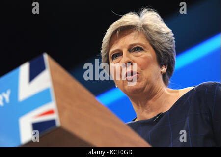 Manchester, England. 4. Oktober 2017. Theresa May, Premierminister und Führer der konservativen Partei, liefert ihrer Neujahrsansprache schließen Führer zu Konferenz, am vierten und letzten Tag der konservativen Partei Konferenz an der Manchester Central Convention Complex. Auf dieser Konferenz, die allgemeinen Wahlen vom Juni 2017, in dem die konservative Partei ihre parlamentarische Mehrheit in einem hung Parlament resultierende verloren folgt. Kevin Hayes/alamy leben Nachrichten Stockfoto