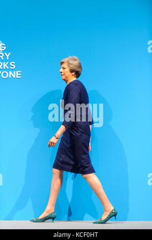 Manchester, Großbritannien. 4. Oktober 2017. Der Premierminister, Theresa May, liefert ihrer Grundsatzrede an die Delegierten am Tag 4, der letzte Tag, der 2017 Parteitag der Konservativen Partei in Manchester Central. © Paul Warburton Stockfoto