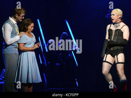 Köln, Deutschland. Oktober 2017. Die Musiker Felix Mosse (Brad), Sophie Isaacs (Janet) und Gary Tushaw (Frank n Furter (l-r) treten während der Vorstellung der Neuproduktion der Rocky Horror Show in Köln auf. Der Musikklassiker beginnt seine Europa-Tour am Abend in Köln. Quelle: Henning Kaiser/dpa/Alamy Live News Stockfoto