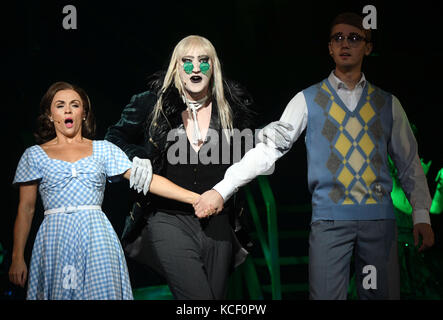 Köln, Deutschland. Oktober 2017. Die Musikkünstler Sophie Isaacs (Janet), Stuart Matthew Price (Riff Raff) und Felix Mosse (Brad, l-r) treten während der Vorstellung der Neuproduktion der Rocky Horror Show in Köln auf. Der Musikklassiker beginnt seine Europa-Tour am Abend in Köln. Quelle: Henning Kaiser/dpa/Alamy Live News Stockfoto