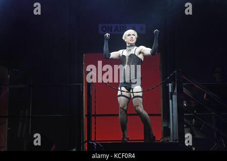 Köln, Deutschland. Oktober 2017. Der Musiker Gary Tushaw (Frank n Furter) tritt auf der Bühne bei der Vorstellung der Neuproduktion der Rocky Horror Show in Köln auf. Der Musikklassiker beginnt seine Europa-Tour am Abend in Köln. Quelle: Henning Kaiser/dpa/Alamy Live News Stockfoto