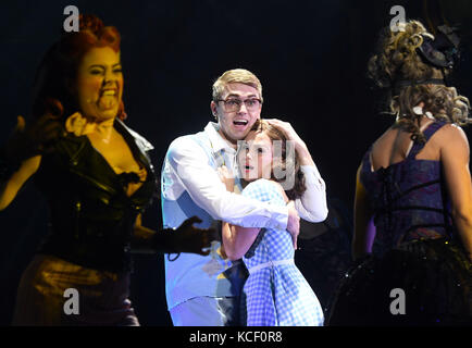 Köln, Deutschland. Oktober 2017. Die Musikkünstler Sophie Isaacs (Janet) und Felix Mosse (Brad) treten während der Vorstellung der Neuproduktion der „Rocky Horror Show“ in Köln auf. Der Musikklassiker beginnt seine Europa-Tour am Abend in Köln. Quelle: Henning Kaiser/dpa/Alamy Live News Stockfoto