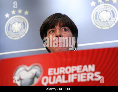 Belfast, Großbritannien. 4. Oktober 2017. Bundestrainer Joachim Loew, fotografiert auf einer Pressekonferenz vor dem WM-Qualifikationsspiel zwischen Nordirland und Deutschland im Mannschaftshotel in Belfast, Großbritannien, am 4. Oktober 2017. Quelle: Christian Charisius/dpa/Alamy Live News Stockfoto