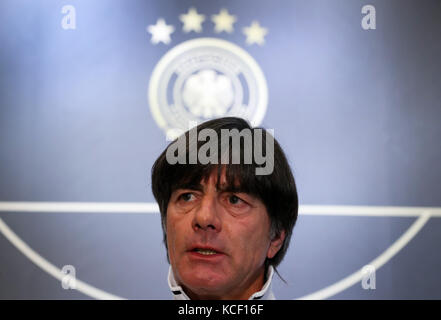 Belfast, Großbritannien. 4. Oktober 2017. Bundestrainer Joachim Loew, fotografiert auf einer Pressekonferenz vor dem WM-Qualifikationsspiel zwischen Nordirland und Deutschland im Mannschaftshotel in Belfast, Großbritannien, am 4. Oktober 2017. Quelle: Christian Charisius/dpa/Alamy Live News Stockfoto