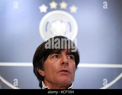 Belfast, Großbritannien. 4. Oktober 2017. Bundestrainer Joachim Loew, fotografiert auf einer Pressekonferenz vor dem WM-Qualifikationsspiel zwischen Nordirland und Deutschland im Mannschaftshotel in Belfast, Großbritannien, am 4. Oktober 2017. Quelle: Christian Charisius/dpa/Alamy Live News Stockfoto