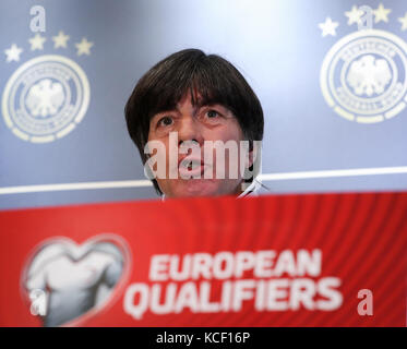 Belfast, Großbritannien. 4. Oktober 2017. Bundestrainer Joachim Loew, fotografiert auf einer Pressekonferenz vor dem WM-Qualifikationsspiel zwischen Nordirland und Deutschland im Mannschaftshotel in Belfast, Großbritannien, am 4. Oktober 2017. Quelle: Christian Charisius/dpa/Alamy Live News Stockfoto