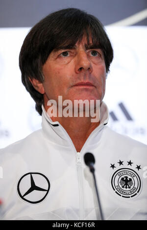 Belfast, Großbritannien. Oktober 2017. Der deutsche Fußballnationaltrainer Joachim Loew spricht auf einer Pressekonferenz vor dem WM-Qualifikationsspiel zwischen Nordirland und Deutschland am 4. Oktober 2017 im Mannschaftshotel in Belfast, Großbritannien. Quelle: Christian Charisius/dpa/Alamy Live News Stockfoto