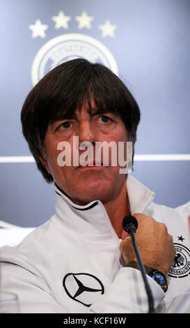 Belfast, Großbritannien. 4. Oktober 2017. Bundestrainer Joachim Loew, fotografiert auf einer Pressekonferenz vor dem WM-Qualifikationsspiel zwischen Nordirland und Deutschland im Mannschaftshotel in Belfast, Großbritannien, am 4. Oktober 2017. Quelle: Christian Charisius/dpa/Alamy Live News Stockfoto