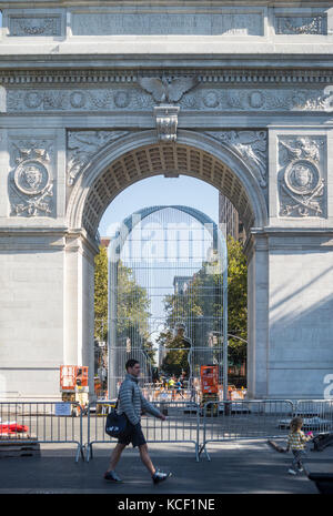 New York, USA. 4. Okt, 2017. Installation für's al Weiwei skulpturale Installation "Gute Zäune machen gute Nachbarn beginnt." Die Installation 300 Skulpturen an verschiedenen Orten in New York City und ist schiefergedeckt, von Oktober bis Februar, in Verbindung mit dem 40-jährigen Jubiläum der Public Art Fund. Nach Dissidenten und Menschenrechtler zu Chinesen Ai Weiwei, die Arbeit der internationalen Migration Krise und aktuellen globalen geopolitischen Landschaft credit inspiriert ist: Stacy walsh Rosenstock/alamy leben Nachrichten Stockfoto