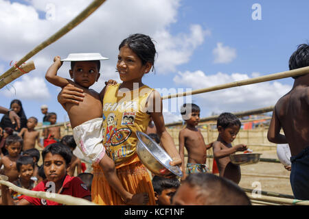 Cox's Bazar, Bangladesch. 4. Okt, 2017. rohingya Flüchtlingskinder in der Warteschlange warten, der kommt aus Myanmar rakhain, Essen ein Flüchtlingslager in ukhiya zu sammeln, Cox's Bazar. Nach Angaben der UNHCR mehr als 500.000 Rohingya-Flüchtlinge Myanmar von Gewalt im letzten Monat geflohen, die meisten versuchen, die Grenze zu überqueren und in Bangladesch. Minister für das Amt des Staates Ratgeber von Myanmar kyaw Tint Swe besucht Bangladesch und vereinbart, die rohingyas nach gegenseitigem Verständnis mit der Regierung von Bangladesch. Credit: k m Asad/zuma Draht/alamy leben Nachrichten Stockfoto