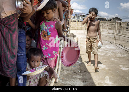 Cox's Bazar, Bangladesch. 4. Okt, 2017. rohingya Flüchtlingskinder in der Warteschlange warten, der kommt aus Myanmar rakhain, Essen ein Flüchtlingslager in ukhiya zu sammeln, Cox's Bazar. Nach Angaben der UNHCR mehr als 500.000 Rohingya-Flüchtlinge Myanmar von Gewalt im letzten Monat geflohen, die meisten versuchen, die Grenze zu überqueren und in Bangladesch. Minister für das Amt des Staates Ratgeber von Myanmar kyaw Tint Swe besucht Bangladesch und vereinbart, die rohingyas nach gegenseitigem Verständnis mit der Regierung von Bangladesch. Credit: k m Asad/zuma Draht/alamy leben Nachrichten Stockfoto