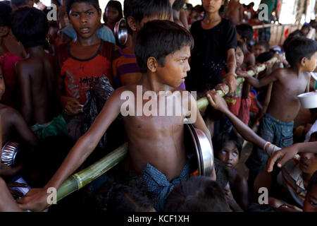 Cox's Bazar, Bangladesch. 4. Okt, 2017. rohingya Flüchtlingskinder in der Warteschlange warten, der kommt aus Myanmar rakhain, Essen ein Flüchtlingslager in ukhiya zu sammeln, Cox's Bazar. Nach Angaben der UNHCR mehr als 500.000 Rohingya-Flüchtlinge Myanmar von Gewalt im letzten Monat geflohen, die meisten versuchen, die Grenze zu überqueren und in Bangladesch. Minister für das Amt des Staates Ratgeber von Myanmar kyaw Tint Swe besucht Bangladesch und vereinbart, die rohingyas nach gegenseitigem Verständnis mit der Regierung von Bangladesch. Credit: k m Asad/zuma Draht/alamy leben Nachrichten Stockfoto