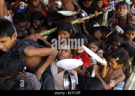 Cox's Bazar, Bangladesch. 4. Okt, 2017. rohingya Flüchtlingskinder in der Warteschlange warten, der kommt aus Myanmar rakhain, Essen ein Flüchtlingslager in ukhiya zu sammeln, Cox's Bazar. Nach Angaben der UNHCR mehr als 500.000 Rohingya-Flüchtlinge Myanmar von Gewalt im letzten Monat geflohen, die meisten versuchen, die Grenze zu überqueren und in Bangladesch. Minister für das Amt des Staates Ratgeber von Myanmar kyaw Tint Swe besucht Bangladesch und vereinbart, die rohingyas nach gegenseitigem Verständnis mit der Regierung von Bangladesch. Credit: k m Asad/zuma Draht/alamy leben Nachrichten Stockfoto