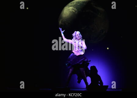 Köln, Deutschland. September 2017. Musicaldarsteller treten auf der Bühne während der Vorstellung der Neuproduktion der „Rocky Horror Show“ in Köln, Deutschland, 4. September 2017 auf. Der Musikklassiker beginnt seine Europa-Tour am Abend in Köln. - KEIN KABELSERVICE - Credit: Horst Galuschka/dpa/Alamy Live News Stockfoto