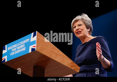 Manchester. Oktober 2017. Die britische Premierministerin Theresa May hält am letzten Tag der Jahreskonferenz der Konservativen Partei am 4. Oktober 2017 in Manchester, Großbritannien, ihre Hauptredner. Quelle: Han Yan/Xinhua/Alamy Live News Stockfoto