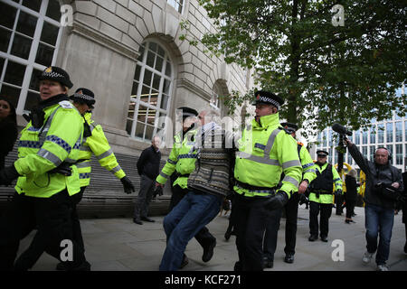 Manchester, Großbritannien. Okt 2017. Außerhalb der Conservative Party Conference, Manchester, 4. Oktober 2017 wurde Eine Verhaftung vorgenommen. Credit: Barbara Cook/Alamy Live News Stockfoto