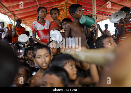 Cox's Bazar, Bangladesch. 4. Okt, 2017. rohingya Flüchtlingskinder in der Warteschlange warten, der kommt aus Myanmar rakhain, Essen ein Flüchtlingslager in ukhiya zu sammeln, Cox's Bazar. Nach Angaben der UNHCR mehr als 500.000 Rohingya-Flüchtlinge Myanmar von Gewalt im letzten Monat geflohen, die meisten versuchen, die Grenze zu überqueren und in Bangladesch. Minister für das Amt des Staates Ratgeber von Myanmar kyaw Tint Swe besucht Bangladesch und vereinbart, die rohingyas nach gegenseitigem Verständnis mit der Regierung von Bangladesch. Credit: k m Asad/zuma Draht/alamy leben Nachrichten Stockfoto