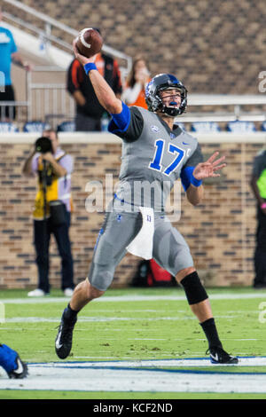 September 29, 2017: Daniel Jones (17) der Duke Blue Devils wirft in der NCAA matchup zwischen Miami und Herzog an Wallace Wade Stadium in Durham, NC. (Scott Kinser/Cal Sport Media) Stockfoto