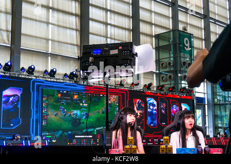 Female video spiel Kommentatoren im Shenzhen Spiel 2017 Messe. Stockfoto