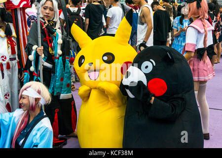 Pikachu und Kumamon Maskottchen mit japanischen Anime Figuren im Spiel Fair 2017 Shenzhen (China Comic-Con). Stockfoto