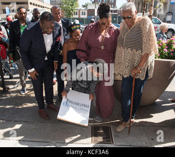 Philadelphia, Pennsylvania, USA. 4. Okt, 2017. philadelphia Walk of Fame eingezogenes, Grammy Award Gewinner, Schauspielerin und Produzentin, Jill Scott, und Familie ihre Plakette auf dem Walk of Fame in Philadelphia Pa credit enthüllen: Ricky fitchett/zuma Draht/alamy leben Nachrichten Stockfoto