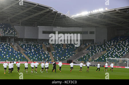 Belfast, Nordirland. Oktober 2017. Die deutsche Fußballnationalmannschaft erwärmt sich während des Endtrainings der deutschen Fußballnationalmannschaft vor dem WM-Qualifikationsspiel zwischen Nordirland und Deutschland im Windsor Park Stadium in Belfast, Nordirland, 4. Oktober 2017. Quelle: Christian Charisius/dpa/Alamy Live News Stockfoto