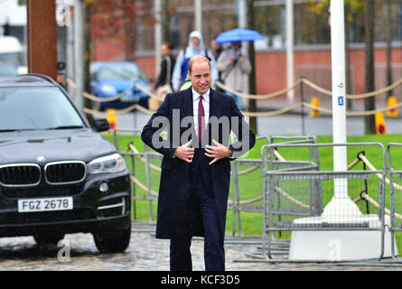 Belfast, Nordirland. 4. Okt, 2017. Prinz William besucht die Titanic Quarter von Belfast, wo er eine Demonstration von Lagan Rettung und Hilfe sah starten ein neues Leben Boot - der Strahl der Hoffnung. Prinz William ist mit einer Flasche bushmills Whiskey, die er über die Yacht gegossen, als er half, ihn zu starten, vorgestellt. Credit: mark Winter/alamy leben Nachrichten Stockfoto