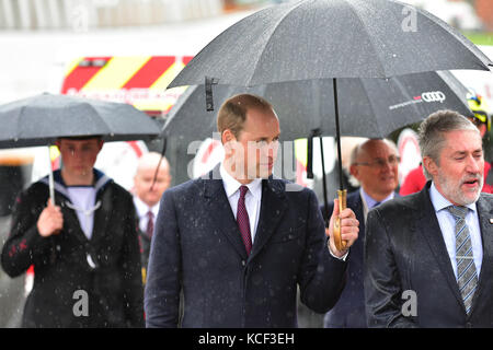 Belfast, Nordirland. 4. Okt, 2017. Prinz William besucht die Titanic Quarter von Belfast, wo er eine Demonstration von Lagan Rettung und Hilfe sah starten ein neues Leben Boot - der Strahl der Hoffnung. Prinz William ist mit einer Flasche bushmills Whiskey, die er über die Yacht gegossen, als er half, ihn zu starten, vorgestellt. Credit: mark Winter/alamy leben Nachrichten Stockfoto