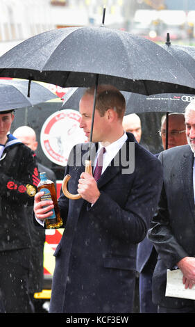 Belfast, Nordirland. 4. Okt, 2017. Prinz William mit einer Flasche bushmills Whiskey, die er über ein neues Leben Boot, die er Name gegossen und half Launch präsentiert wurde. Quelle: mark Winter/alamy leben Nachrichten Stockfoto