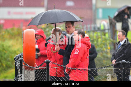 Belfast, Nordirland. 4. Okt, 2017. Prinz William besucht die Titanic Quarter von Belfast, wo er eine Demonstration von Lagan Rettung und Hilfe sah starten ein neues Leben Boot - der Strahl der Hoffnung. Prinz William ist mit einer Flasche bushmills Whiskey, die er über die Yacht gegossen, als er half, ihn zu starten, vorgestellt. Credit: mark Winter/alamy leben Nachrichten Stockfoto